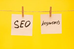white-stickers-with-the-words-seo-and-keywords-on--K4B22SA (1)
