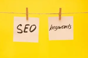 white-stickers-with-the-words-seo-and-keywords-on--K4B22SA (1)